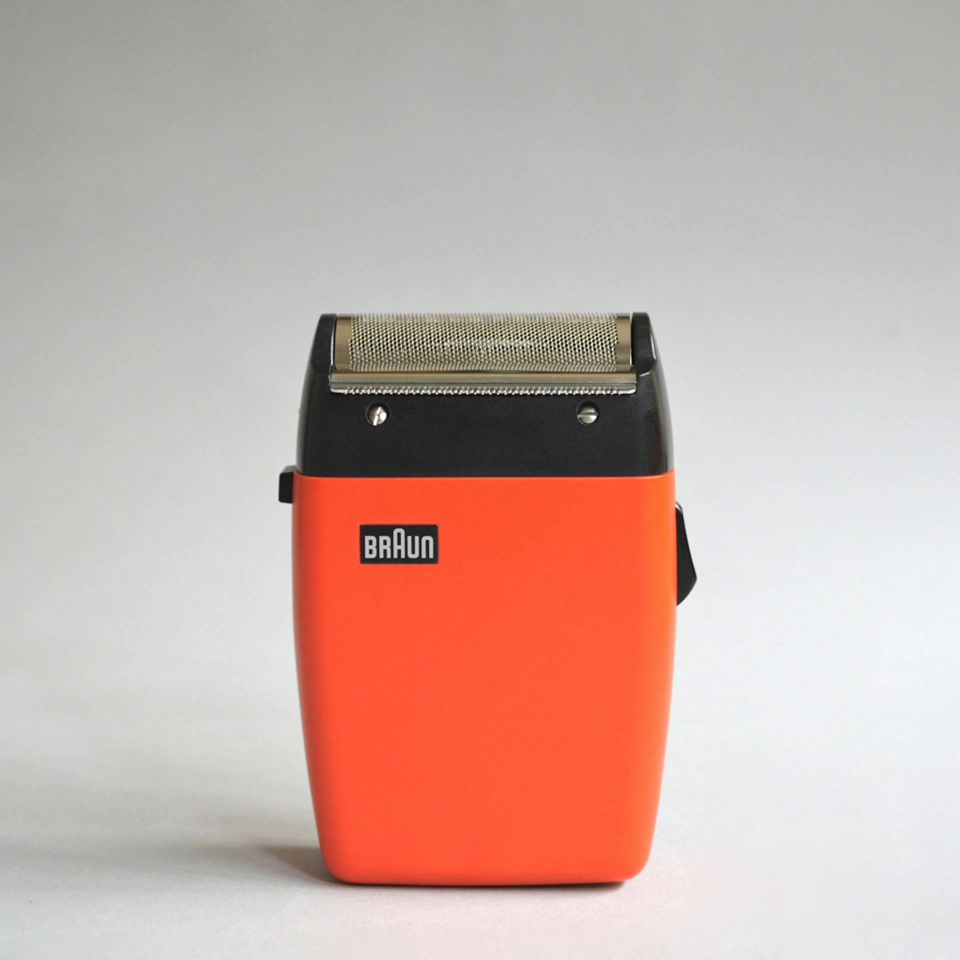 Red and black Braun Rallye travel shaver