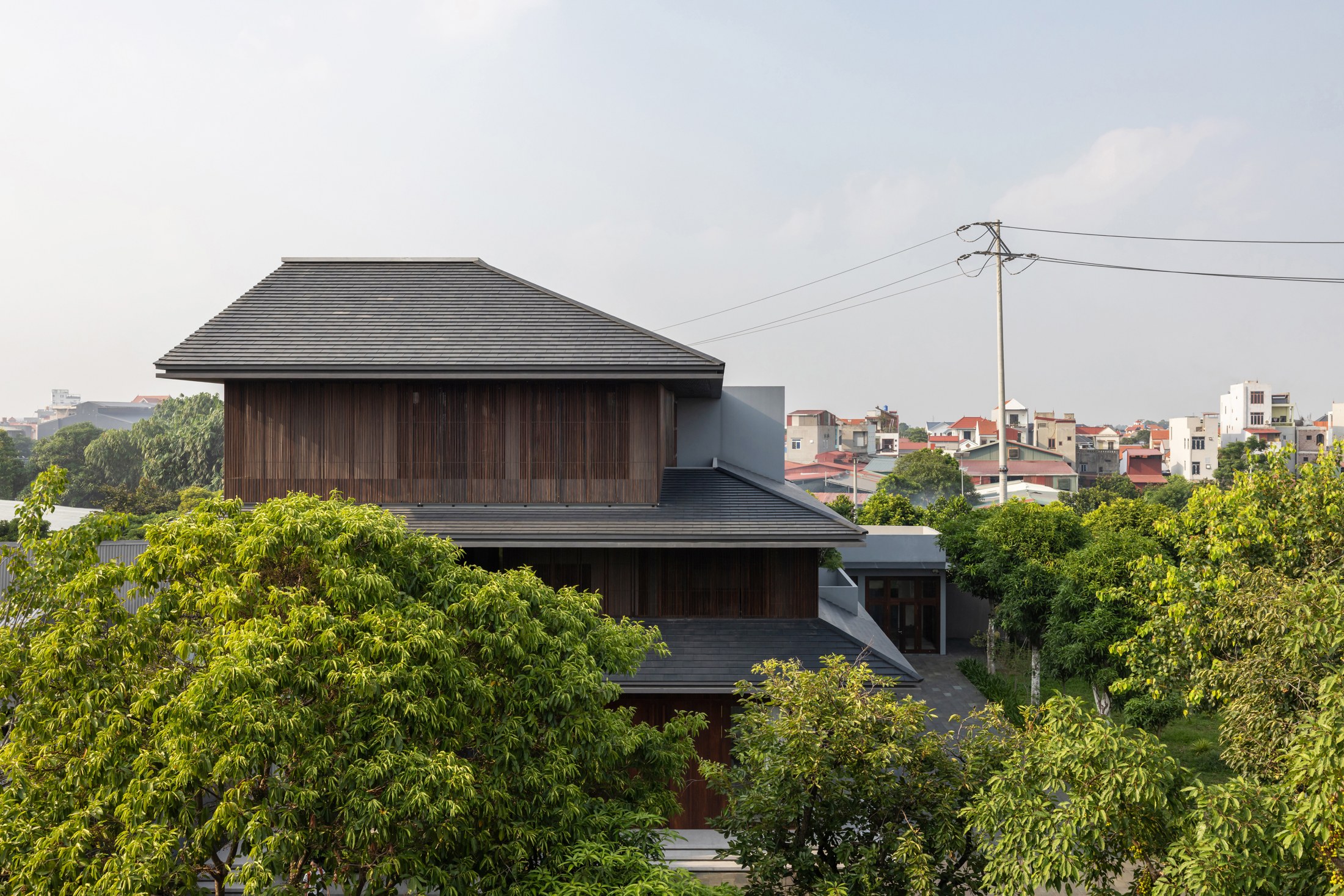 A courtyard for three generations, on the site of a family workshop
