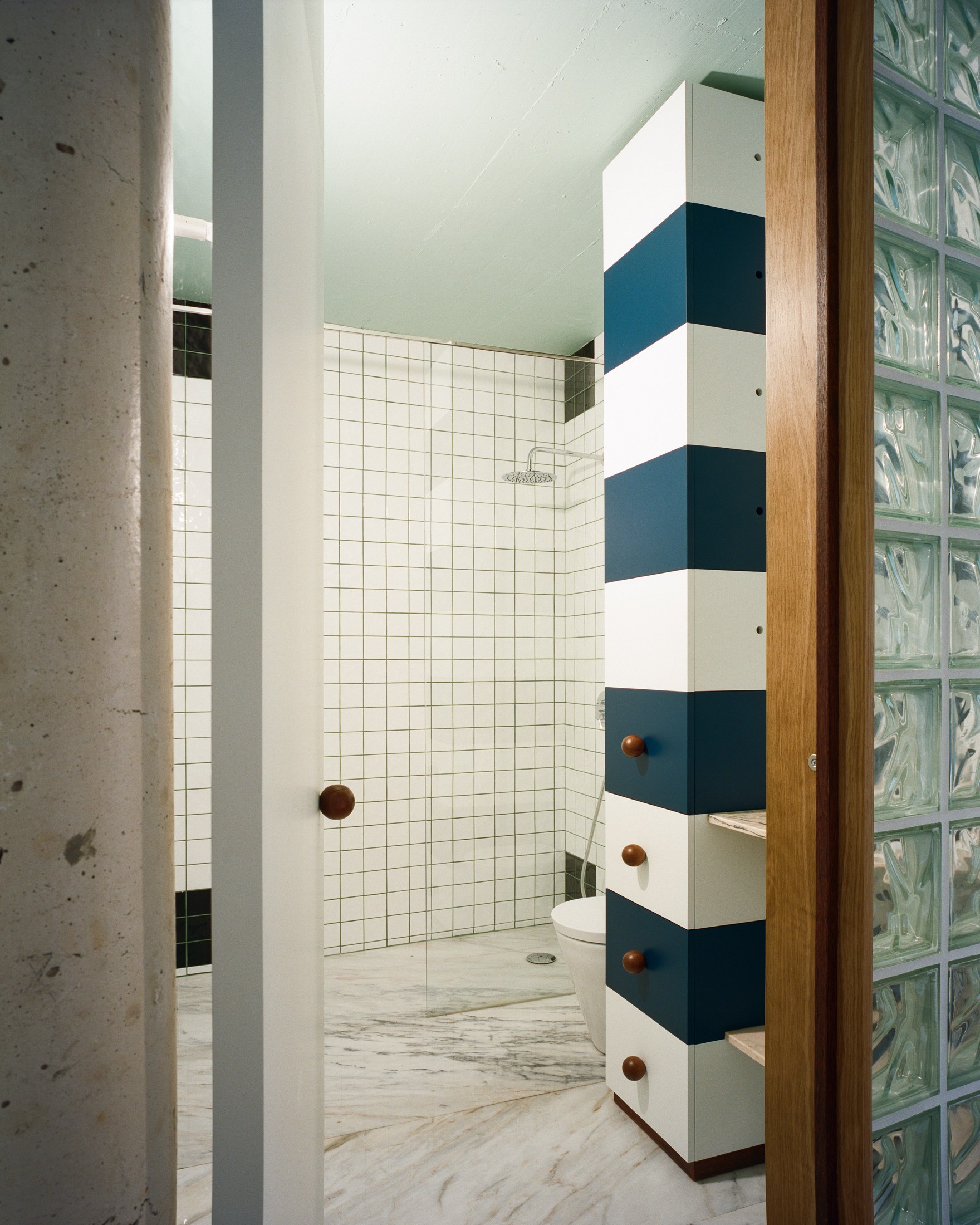 bathroom at House around a column by fala