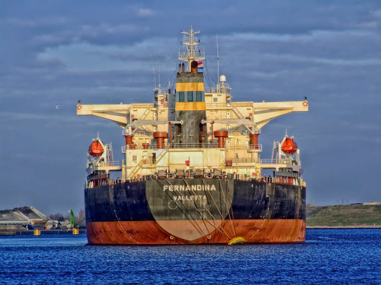 freightliner-385677_1280.jpg