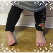 「愛犬も蹴倒す元気すぎる足♪」【お子様のカワイイ素足自慢コンテスト！】我が子の素足を自慢して子供靴ゲット♪の投稿画像