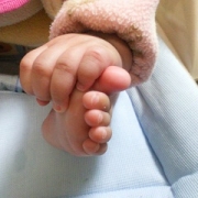 「どっちが大きいかな・・・」【お子様のカワイイ素足自慢コンテスト！】我が子の素足を自慢して子供靴ゲット♪の投稿画像