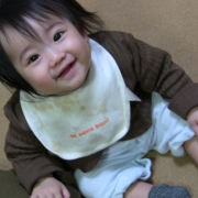 「カメラに向かってにっこりさん♪」赤ちゃんのイイ笑顔の写真を大募集！赤ちゃんのお肌にやさしい「よだれかけ」モニターの投稿画像