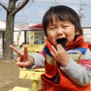 「外で食べるとおいしいな♪」納豆の栄養が手軽にとれる最高の栄養おやつ、ドライ納豆！元気なキッズモデル大募集☆の投稿画像