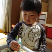 「真剣そのもの！！」子どもパクパク♪ おうちごはんを投稿して、人気おためしメニューをGET！の投稿画像