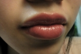 つややかな唇