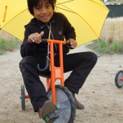 「雨の日でも遊ぶぞ。」【クリンスイ】～水のある風景～　写真テーマ「雨」の投稿画像