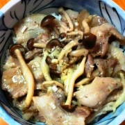 「豚としめじの塩丼ぶり☆」サプリ米と考えよう！休みの日のお昼ごはんを教えてくださいの投稿画像