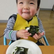 「大好きなおにぎりでいただきまーす☆」【ごはんでファイト！】いただきますのお顔大募集！新商品を一足お先にお試し下さいの投稿画像