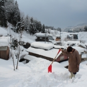 「毎日欠かさない屋根の雪下ろし」【クリンスイ】～水のある風景～　写真テーマ「冬」の投稿画像