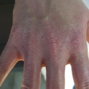 「手の写真」ママと子供で笑顔で一緒にスキンケア！！の投稿画像