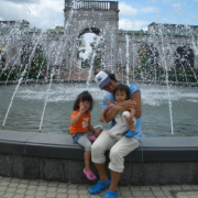 「噴水の水を浴びながら「アー気持ちいい」」【クリンスイ】～水のある風景～　写真テーマ「家族」の投稿画像