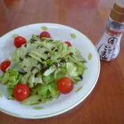 「サラダのドレッシングに美味しい」【優秀賞は油60本進呈！】ちょっとdeちょうどいい70ｇ瓶のある食卓写真を大募集の投稿画像