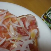 「生ハムパンにタラ～リ」【優秀賞は油60本進呈！】ちょっとdeちょうどいい70ｇ瓶のある食卓写真を大募集の投稿画像