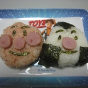 「息子２歳の誕生日ごはんに元気になれるアンパンマンセットをつくりました！」【ごはんでファイト！】思わずほっこりするおにぎり写真を見せてくださいの投稿画像