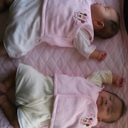 「双子ちゃんです！」イタリア製のクーファンですやすやお休み寝顔モデルを募集(画像投稿必須)の投稿画像