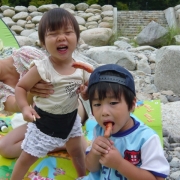 「仲良し兄妹」テーブル＆チェアでお絵かきに挑戦してくれるモデルを募集(画像投稿必須)の投稿画像