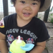 「2歳4ヶ月、男の子です☆お絵描きを最近書き始めました。」テーブル＆チェアでお絵かきに挑戦してくれるモデルを募集(画像投稿必須)の投稿画像