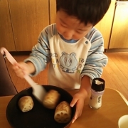 「２歳の料理人」【新春写真コンテスト】温泉水99 2L&times;6本 20名様プレゼント！の投稿画像