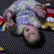 「きゃっきゃ言いながらストレッチしてるベビです(*´ω｀*)」あなたの傑作写真をマグネットにいたします。の投稿画像