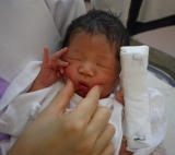 お手手はポーズ？