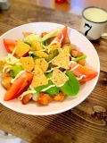 そのまま食べてももちろん美味しいトルティアチップス。<br />アレンジメニューとして自家製レタス、ベビーリーフのサラダにトルティアチップス ライム＆ふんわりハーブをトッピング♪<br />食感も楽しいアクセントのあるサラダになりました〜！