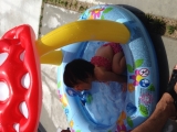 プールで水飲み