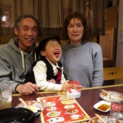 「じじとばばの還暦祝い」「おじいちゃん、おばあちゃんと一緒に笑顔の写真」投稿イベントの投稿画像