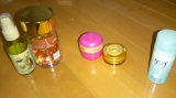 左のヘアオイルは、韓国とバリで買ったものです。気分によって使い分けてます。<br />真ん中のワックスは、仕事の時は使ってませんので、小さめのものをいくつか買って、お休みの日に使ってます。<br />スプレーは、ほとんど使ってません(笑)