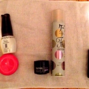 「乾燥タイプなのでしっとり感のあるトリートメントは必須です。乾かす前も乾かした後も、少量ですが使います。ふんわりを期待したパウダータイプのスタイリング剤は、使い方が難しくて、とうとう使わなくなりました。」パサつき＆乾燥に！天然オイル浸透ノンシリコンシャンプー＆トリートメント現品20名の投稿画像