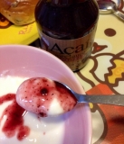 「毎朝欠かさないヨーグルトにアサイーソースをかけました！トロミの中に甘さがベストマッチ！ベリーの酸味がまた美味しかった（＾&omega;＾）」の画像（1枚目）