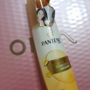 「パンテーン/洗い流さないトリートメント

ドライヤーの前に使うとドライヤーからの熱から守ってくれるし髪がサラサラになるしオススメです！ポンプ式で使いやすい所も魅力的で何回もリピートしています(^O^)！」パサつき＆乾燥に！ノンシリコンオイルシャンプー＆トリートメント現品10名の投稿画像