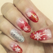 「冬とクリスマスをテーマにしてみました。キラキラとぱっきりした赤が目を惹くかなーと思います。」あなたの自慢のネイルを投稿して♪3名様にマットネイルが出来るキットをプレゼントの投稿画像