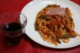 自家製野菜のトマトソースパスタと赤ワイン