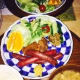 鹿肉のソーセージとベリーソースに漬け鶏肉のソテー