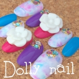 「カメリアパーツとタイダイ柄の夏ネイル」の画像（3枚目）