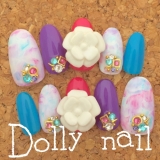 「カメリアパーツとタイダイ柄の夏ネイル」の画像（1枚目）