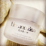 「ホメオバウクリームでしっとりツヤ肌の完成です‼︎ フラーレン配合の乾燥肌の味方！デコルテまで美しくケアできて、見せたい素肌のためのクリームですね。」の画像（1枚目）