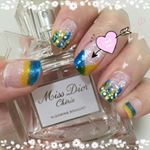 paシロップネイル、昨日のものから中指だけ変えました！透けネイルなので、色が重なり合う部分は、青+黄色で緑色になってます😊❤️💙💚💛 写真だとわかりにくいかな？もう少し綺麗なグリーンなんですよ💦 &hellip;のInstagram画像