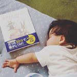 前からきになってたおやすみロジャー♡この本読んでたら...わたしが眠くなった。催眠術だわー笑^o^娘は眠いのに、寝るの我慢してずっと聞いてたよ...息子はこのとおり(^o^)#おやすみロジャー#m&hellip;のInstagram画像