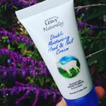 レイヴィー ハンドアンドネイルクリームしっかりした香りでいやされるー^_^最近肌寒くなってきて手もカサカサ( ；&forall;；)これで手も爪も保湿保湿♬ベタベタせずにつかいやすい♡#レイヴィー #ゴート&hellip;のInstagram画像