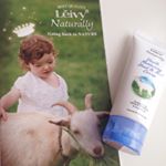 とても良い香りのハンドクリームです( ^&omega;^ )ベタつきもないのでオススメです☆#レイヴィー #ゴートミルク #ハンドクリーム #保湿 #moniplaのInstagram画像