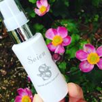 秋のお花と、お気に入りの、ぱっくり毛穴専用美容液 ソワンほんの一滴でものびがよく、顔全体に使えます♡刺激もなく香りも気にならないので、つかいやすいです！^_^夏が終わり疲れたお肌に♡秋冬の乾燥肌対&hellip;のInstagram画像