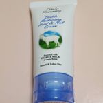 一年中ハンドクリームは必需品!!しっとりなめらかです。でもベタつきがなく使用感がとても良かったです♪最近ドラッグストアでも売ってます。すごく大きいボディシャンプーが気になっていますw&hellip;のInstagram画像