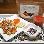 今朝は今流行りの#スーパーフード #カカオニブ を使用して#ワッフル を作ったよ〜♡カカオ味で若干チョコレート風味👍旬の#柿 と#ラフランス と16種類の#野菜ジュース  と共に。うん。と&hellip;のInstagram画像