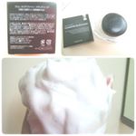 #プリュクリアファインブラックソープ をお試し中。インパクトのある真っ黒な石けんは泡立てネットを使うとモコモコの泡が出来上がります。泡を使って優しく洗うと気持ちいいし、ほのかにオレンジのいい香&hellip;のInstagram画像