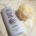 【レイヴィーボディシャンプー ラベンダーオイル】最近毎日バスタイムに使用しているボディーソープ♨︎♡ 植物性保湿成分のラベンダーオイルと、整肌成分パールパウダーが配合されているから、洗い上がりしっ&hellip;のInstagram画像