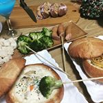 今日は、ホムパリさんのブレッドボールでパーティ風💕同封のボストン風クラムチャウダーも半端なく美味しいから(&cap;˃o˂&cap;)♡具もゴロゴロ入ってます。🌸ウインナーもブロッコリーもパクパクいけるわぁー&hellip;のInstagram画像