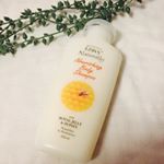 ハチミツの甘い香りとふわふわの泡に包まれて、とてもしっとり潤い肌に♡ローヤルゼリーとハチミツエキス配合でハリのある健康なお肌に整えてくれますよ(*^^*) #レイヴィー #ローヤルゼリー #ボディ&hellip;のInstagram画像