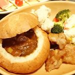 ホムパリさんのブレッドボールを頂きました🍴拳より大きいブレッドボールをレンジで温めます。あめ色玉ねぎと牛肉のグラタン風はパックに入っているのでこれもレンジで温めました。ブレッドボールの中の&hellip;のInstagram画像